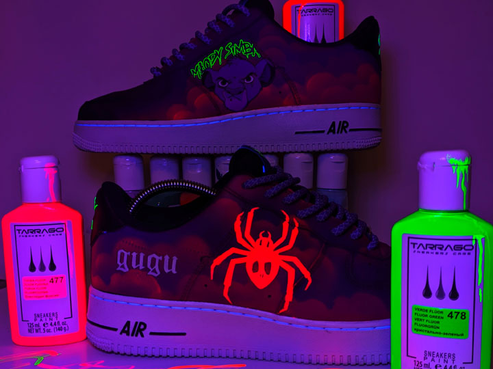 Rękodzieło - farba fluorescencyjna, neonowa, dluorowa, uv do customizacji sneakersow. Farby, które świecą w ciemności. Nike mlody simba personalizacja.