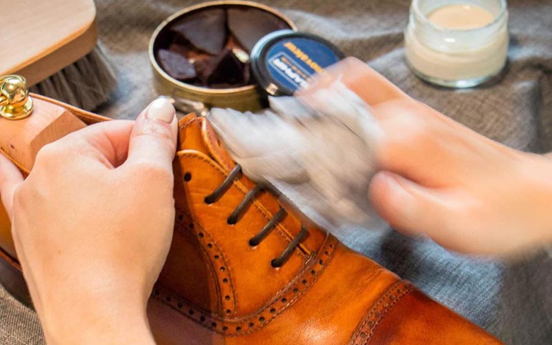 Renowacja eleganckich butów skórzanych przy pomocy kremu do obuwia i skór saphir bdc renovateur cream, czyszczenie obuwia, natłuszczanie, odżywianie skóry