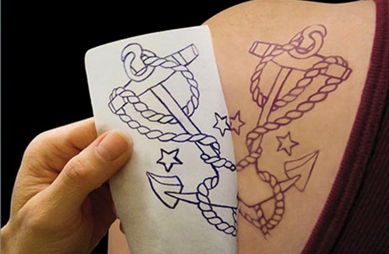 Niebiesko-czarny tymczasowy tusz do tatuażu wykonany z amazońskiego soku owocowego, jagua,