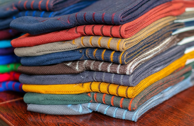 Eleganckie skarpety garniturowe w klasycznych wzorach możesz nosić zarówno do garnituru, jak i do spodni jeansowych czy ulubionych chinosów