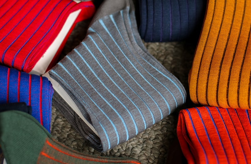 eleganckie siwe z wydzielaniami błękitnymi skarpety męskie viccel socks shadow stripe gray sky blue
