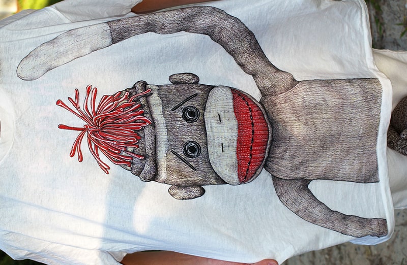 Jacquard Tee Juice broad point fabric art marker to pisak o wysokiej gęstości, idealny do tworzenia ręcznie rysowanych grafik, rysunków na tkaninach, odzieży.