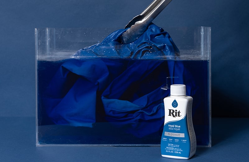 Royal Blue Rit Dye Liquid - barwnik do ubrań, odzieży, tkanin, jeansu w niebieskim kolorze.