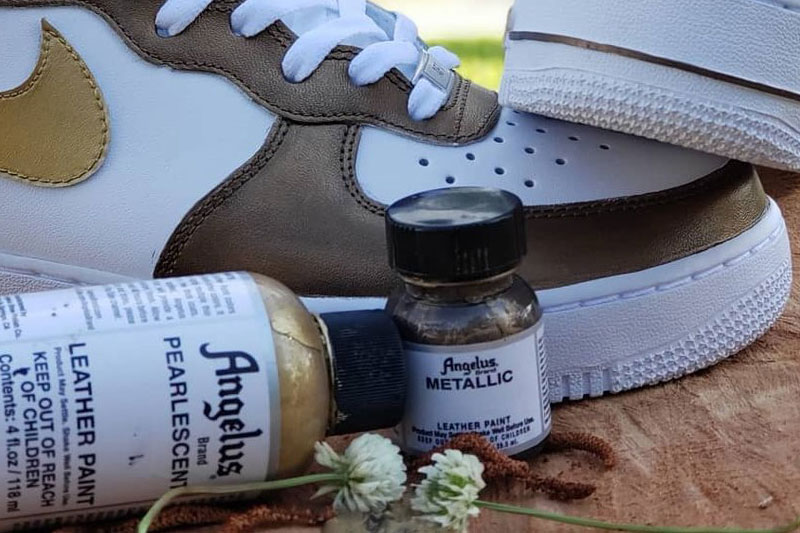 brazowe metaliczne farby akrylowe do customizacji sneakersów i jeansu. Farby w kolorach metalicznych