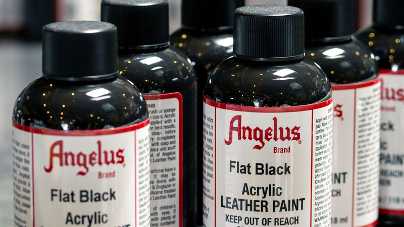 Czarne matowe farby do personalizacji kicksów, jeansu, tekstyliów Angelus Acrylic Leather Paint 4oz