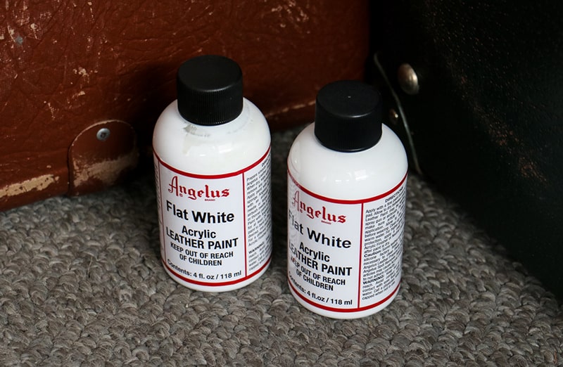 Białe matowe farby do personalizacji kicksów, jeansu, tekstyliów Angelus Acrylic Leather Paint galon