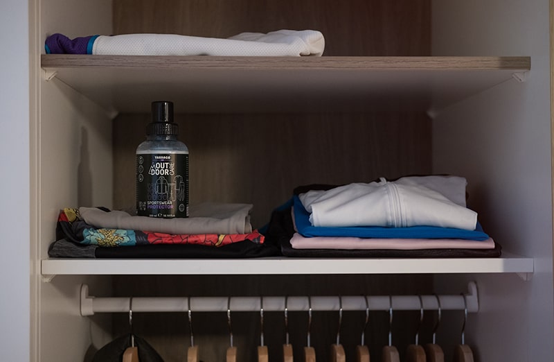 Tarrago outdoor sportswear tworzy niewidzialną warstwę ochronną, która skutecznie odpycha wodę, pot oraz zabrudzenia, nie zmieniając przy tym koloru ani struktury tkaniny. 