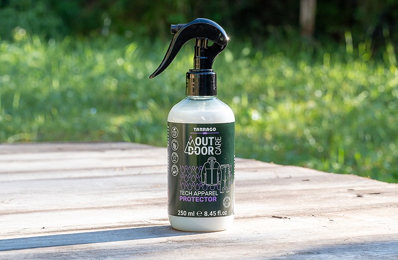 Tech Apparel Protector to innowacyjny środek impregnujący, który tworzy trwałą, hydrofobową powłokę, nie ograniczając przy tym oddychalności tkanin