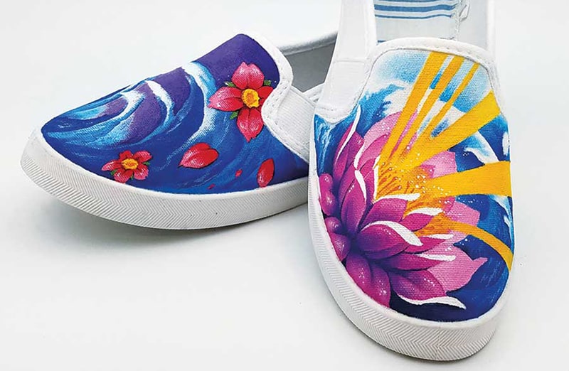 Kryjące niebieskie farby do zmiany koloru butów, jeansu, tkanin. Nadaje się do skór naturalnych i syntetycznych.