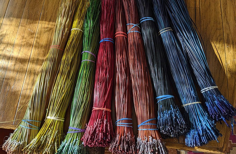 Farbowanie fioletowym barwnikiem podstawowym – intensywny kolor na włóknach akrylowych