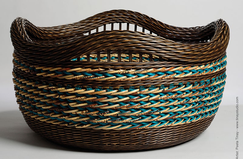 Drewniany koszyk pokryty barwnikiem podstawowym – głęboka barwa i naturalne wykończenie.