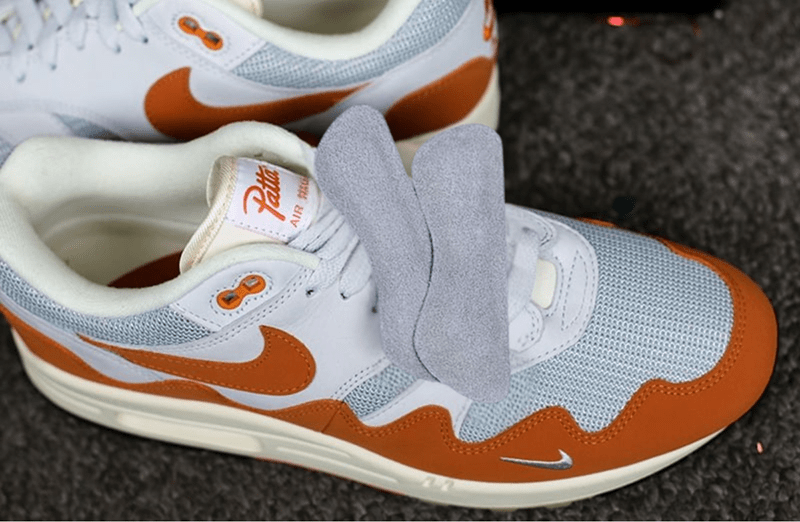 Samoprzylepne zapiętki do butów. Miękkie, wykonane w 100% ze skóry zamszowej, samoprzylepne zapiętki w kolorze naturalnym