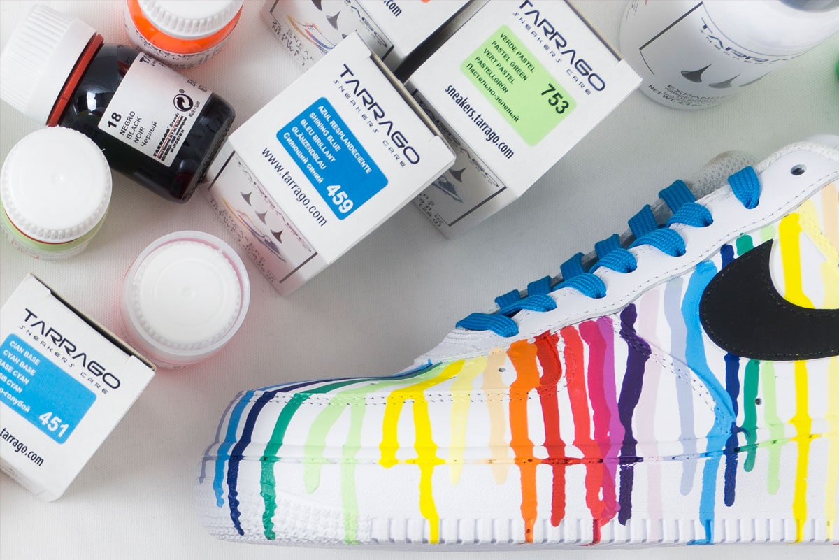Jasnoniebieskie Farby do malowania sneakersów, butów, jeansowej kurtki i akcesoriów. Farba akrylowa do customizacji i renowacji obuwia.