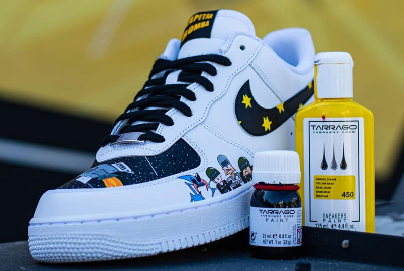 Rękodzieło i najlepsze akrylowe niebieskie farby do malowania, personalizacji customizacji sneakersów. Custom butów.