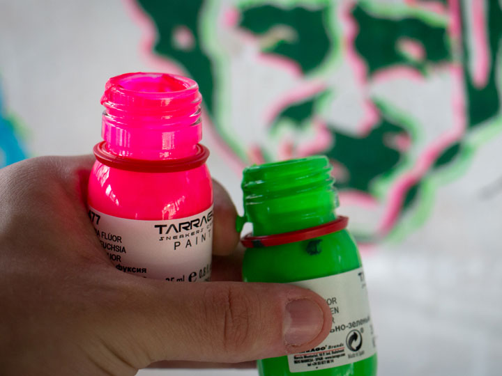 Farby akrylowe do malowania butów i ubrań. Farba neon, fluor, uv świecąca w ciemności. Zielone farby, różowe farby. Żarówiasta farba.