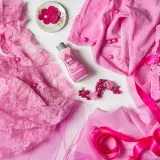Uniwersalny różowy barwnik do tkanin syntetycznych.