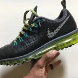 Oliwkowe odblaskowe płaskie sznurowadła do sneakersów. Sznurowadła do nike air max, jordanów. Sznurówki do butów do biegania, sznury, lace, laces. Custom, customizacja. Rzemyki, rzemienie. Sznurófki. Sznuruwki. Oliwkowe odblaskowe sznurówki Lacelab. Odblaskowe oliwkowe sznurowadła Lace lab.