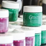 Błękitna farba brokatowa do malowania butów, katan jeansowych, koszulek, plecaków, toreb, torebek i akcesoriów.