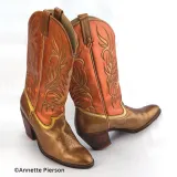 Metaliczna farba Lustrous Lumiere dobrze kryje i dodaje blasku tkaninom, skórze, papierowi i drewnie.