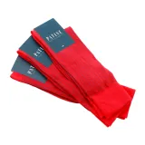 Wysokiej jakości bawełniane skarpety męskie czerwone w niebieskie paski. Eleganckie skarpety bawełniane