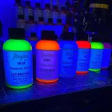 Żarówiaste farby do customizacji butów i jeansu Angelus Neon Acrylic Paint. Farby do personalizacji skór i tkanin.