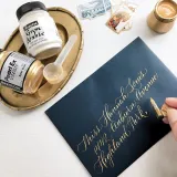 Metaliczny pigment do personalizacji butów, jeansowych katan, skórzanych kurtek, plecaków, czapek, t-shirtów i innych akcesoriów. 