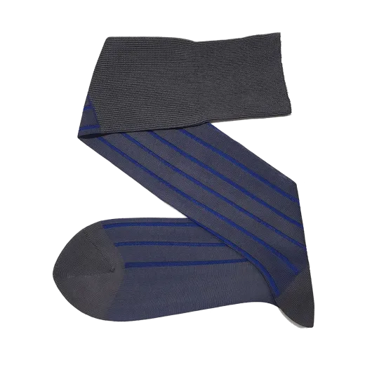 szare ekskluzywne podkolanówki bawełniane męskie z wydzieleniami niebieskimi viccel knee socks shadow stripe gray royal blue