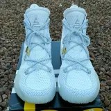 Okrągłe siwo białe sznurowadła stworzone  do popularnych modeli Adidas Yeezy 350 Boost czy Adidas NMD