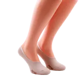 Beżowe krótkie skarpety męskie typu stopki, które idealnie wpisują się w kanony klasycznego wiosenno-letniego stylu.