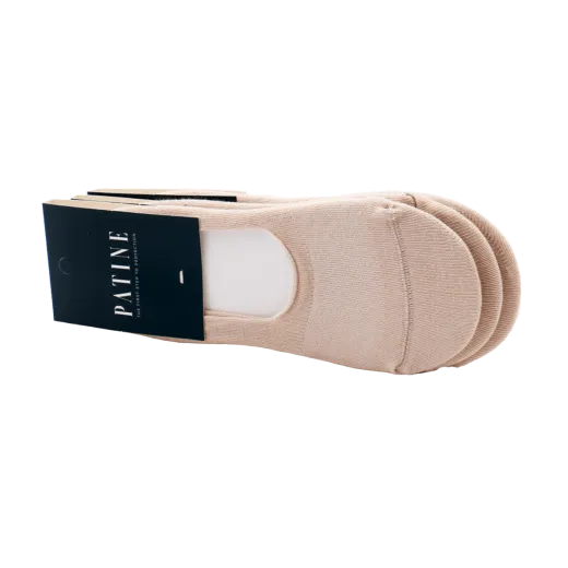 Beżowe krótkie skarpety męskie typu stopki, które idealnie wpisują się w kanony klasycznego wiosenno-letniego stylu.