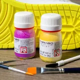 Farby akrylowe do personalizacji, które zmieniają kolory w słońcu. Tarrago Sneakers Photorchromic Paint.