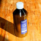 Płyn głęboko oczyszcza, usuwa stare impregnaty, osady, żywice, silikon i inne zanieczyszczenia. Uwalnia i rozluźnia pory gładkich skór. Usuwa plamy, brud, osady z żywic oraz silikon. Produkt usuwa stare warstwy pozwalając na ponowne 