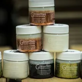 Akrylowe farby z brokatem lepsze niż klej z brokatem. Idealne do customizacji i personalizacji butów i ubrań. 