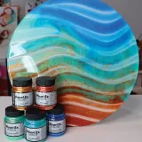 Metaliczny pigment do personalizacji butów, jeansowych katan, skórzanych kurtek, plecaków, czapek, t-shirtów i innych akcesoriów. 