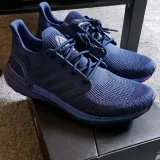 Okrągłe granatowe sznurowadła stworzone  do popularnych modeli Adidas Yeezy 350 Boost czy Adidas NMD