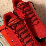 Metaliczne czerwono czarne okrągłe sznurowadła stworzone  do popularnych modeli Adidas Yeezy 350 Boost czy Adidas NMD