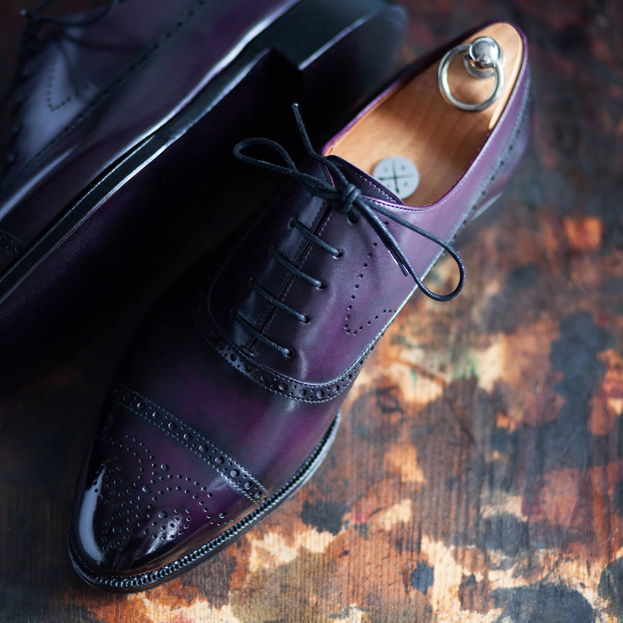 Luksusowe fioletowe buty skórzane ręcznie pomalowane, patynowane marki TLB MALLORCA. Garniturowe fioletowe obuwie dla mężczyzny.