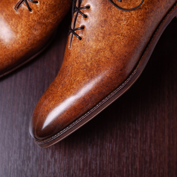 Eleganckie brązowe skórzane buty męskie. Buty ręcznie malowane. Barwniki do skór i patynowania