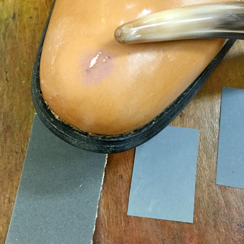 Uszkodzenie butów - renowacja, wypełnienie dziury za pomocą szpachli do skóry Tarrago Filling Paste