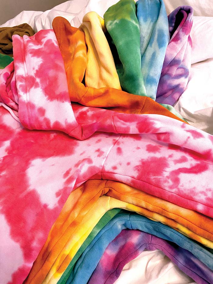 Custom hoodie, malowanie bluz z kapturem, farbowanie tie dye farbami jacquard