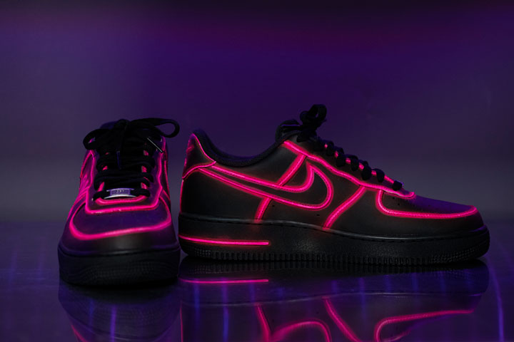 Ręcznie malowane buty farbami akrylowymi, które świecą w ciemności. Farby do butów UV, neon, fluor.