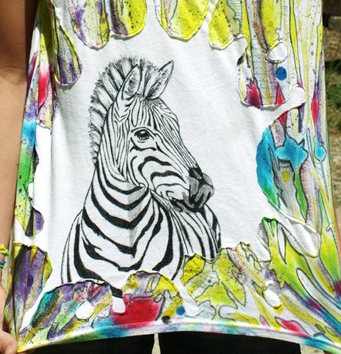 Ręcznie malowana koszulka pisakami do tkanin.